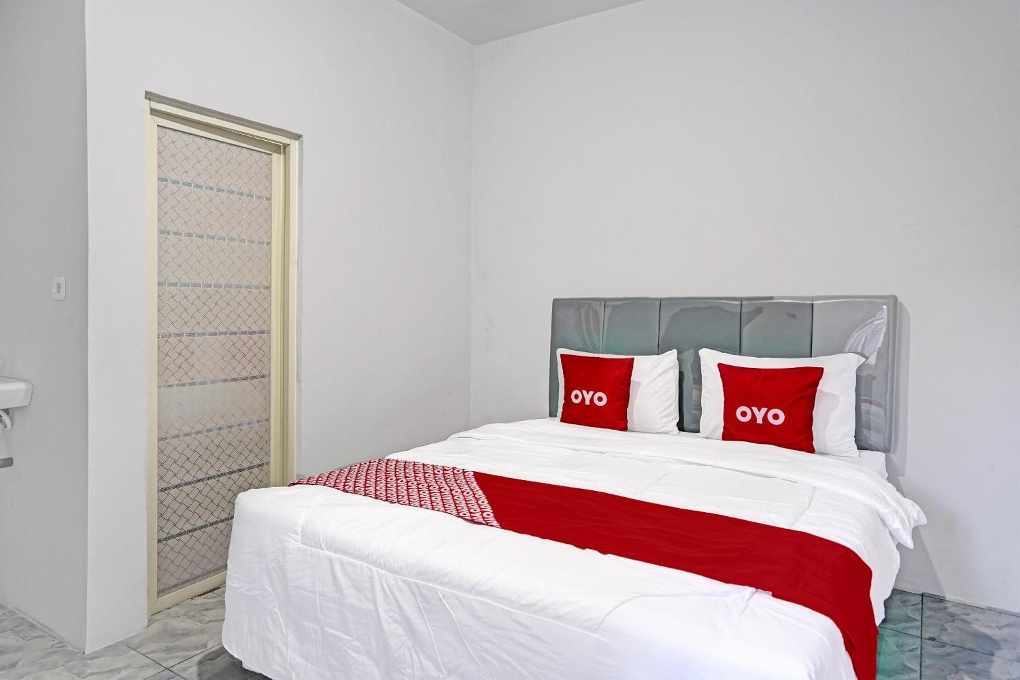 Oyo Life 91594 Bungah Residence Syariah Gresik Exterior foto
