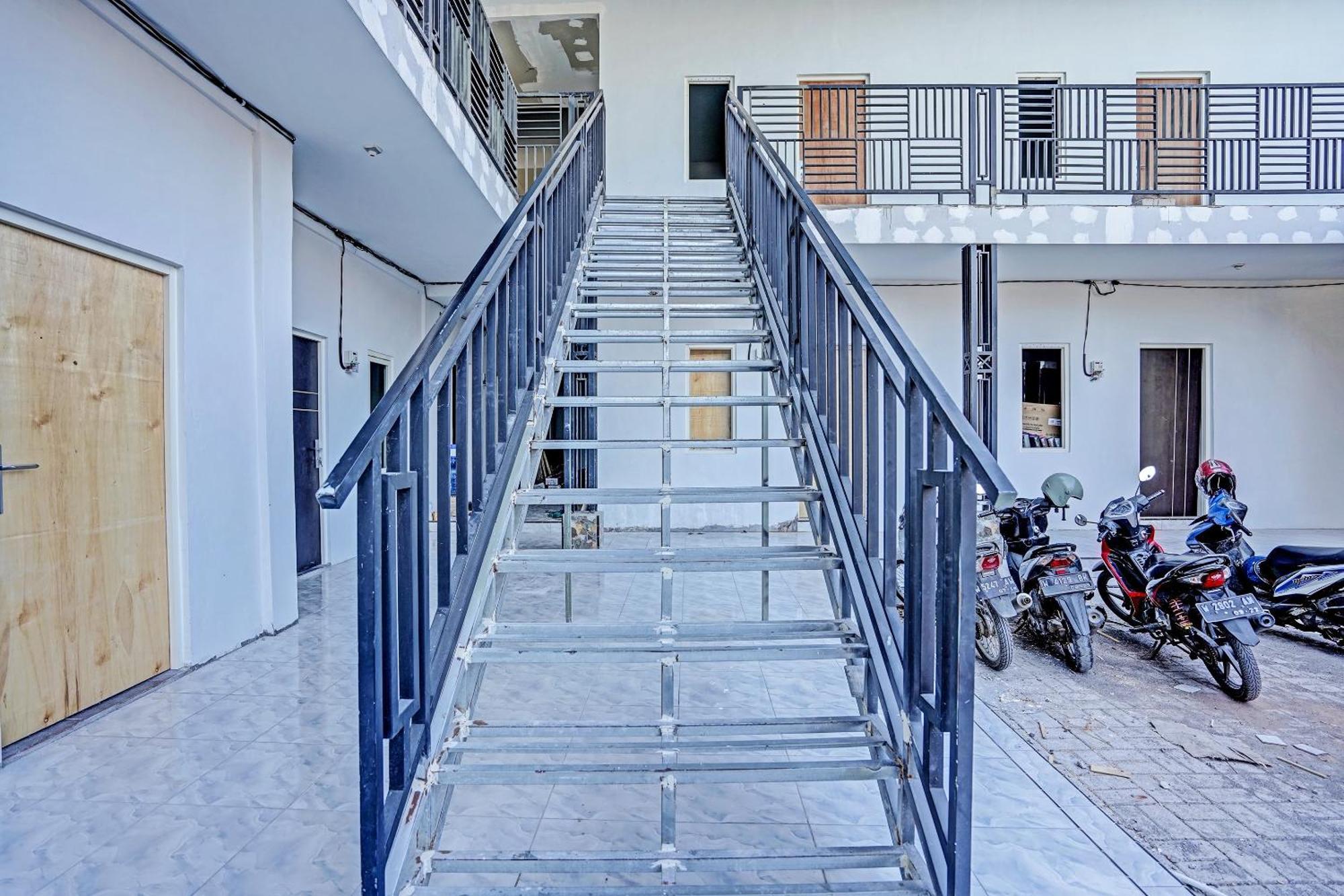 Oyo Life 91594 Bungah Residence Syariah Gresik Exterior foto